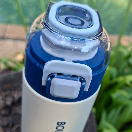 Press-button flip-top lid with safety lock on 500ml blue stainless steel thermal water bottle