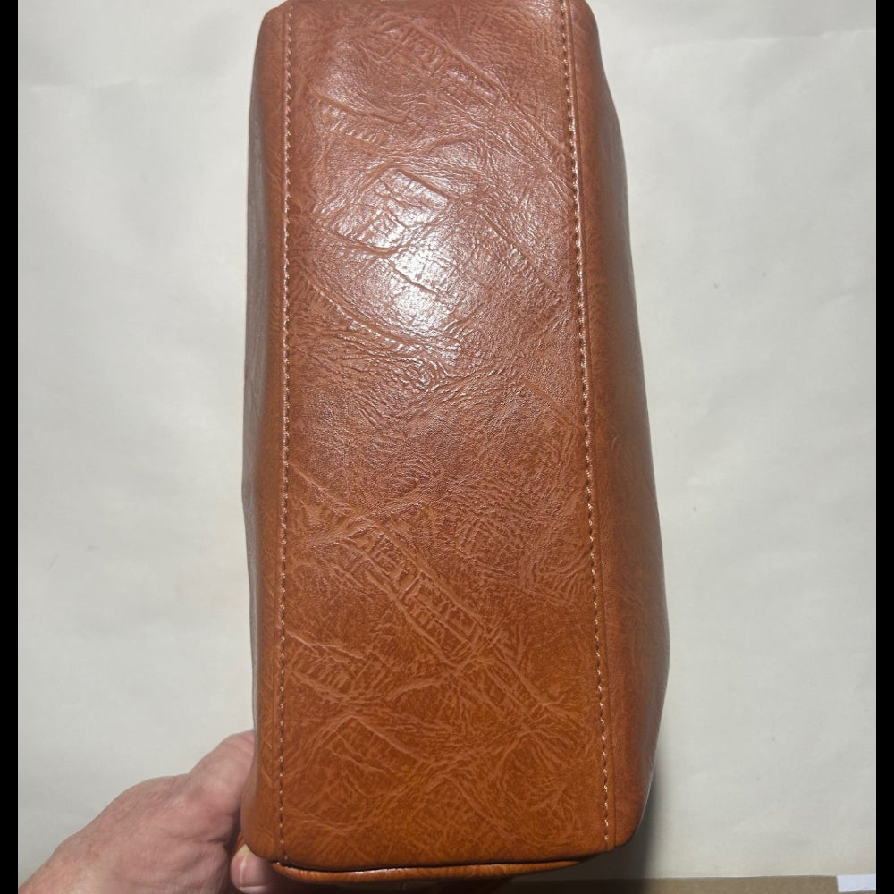COTTON ROAD TOILETRY BAG: Men's CAMEL PU Leather Toiletry Bag BOTTOM