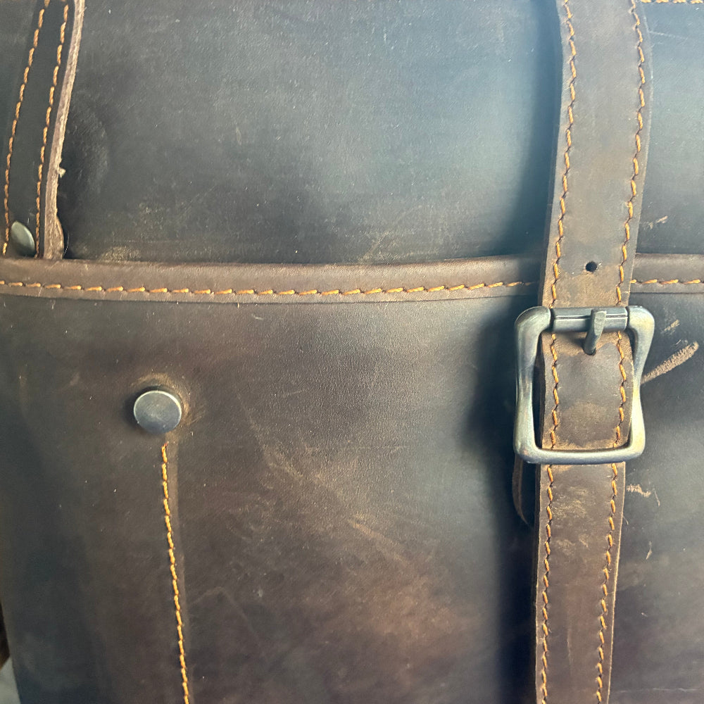 VIVACE SLING BAG: MOCHA BROWN Genuine Leather Messenger Bag FRONT DETAIL