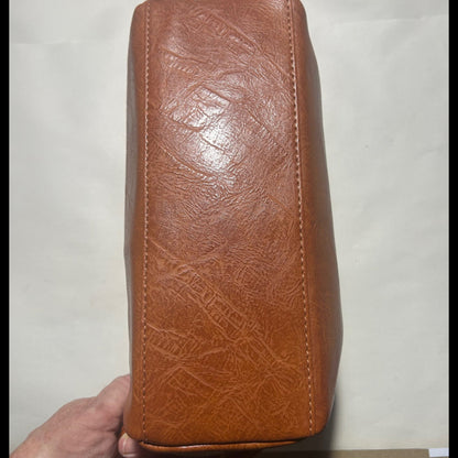 COTTON ROAD TOILETRY BAG: Men's CAMEL PU Leather Toiletry Bag BOTTOM