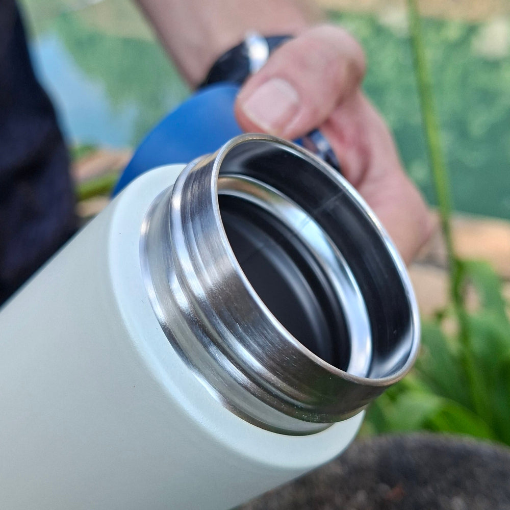 Food-grade stainless steel interior with screw top of blue MVP Bounce 500ml thermal bottle