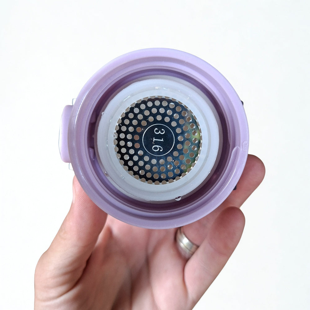 Built-in strainer inside lid of 500ml stainless steel thermal water bottle
